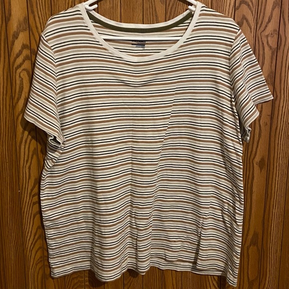 Cute basic top - Picture 2 of 3